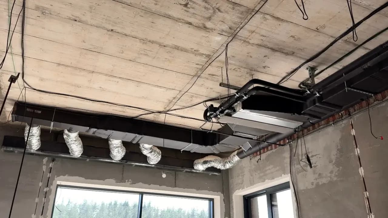 Монтаж магістрального каналу та підключення вентиляційних відгалужень у приватному будинку на етапі чорнових робіт.