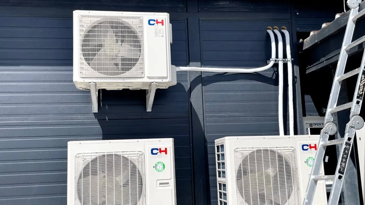 Господарчий двір ферми ТАС-БІО з елеватором та зовнішніми блоками кліматичних систем.