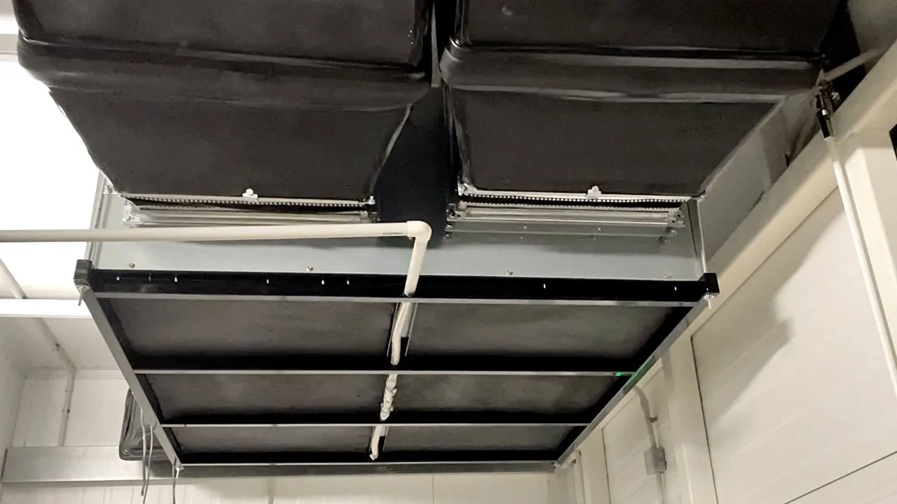 Внутрішній монтаж канальних повітропроводів та осушувача повітря в цеху сироварні ТАС-БІО.