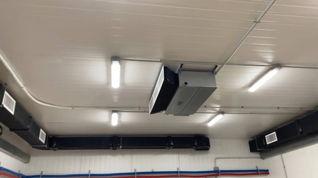 Зовнішні блоки кондиціонерів Cooper&Hunter на фасаді виробничого корпусу ТАС-БІО.