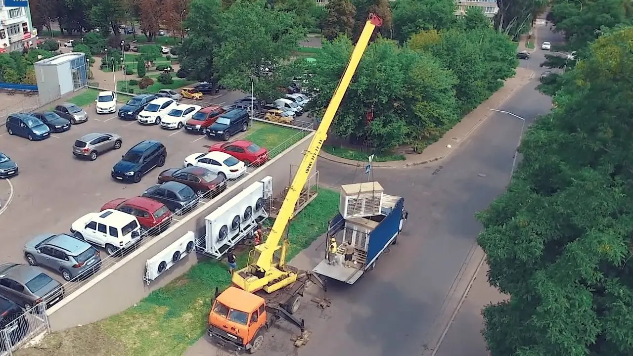 Спеціаліст Ventall у захисному спорядженні проводить фінальне налаштування та перевірку кріплень чиллера на об'єкті Varus у Києві.