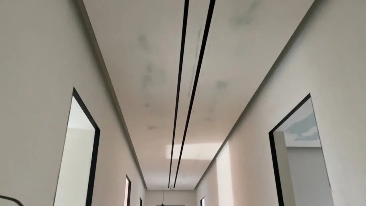 Припливно-витяжна установка та магістральні повітроводи в алюмінієвій ізоляції, змонтовані на бетонному перекритті.