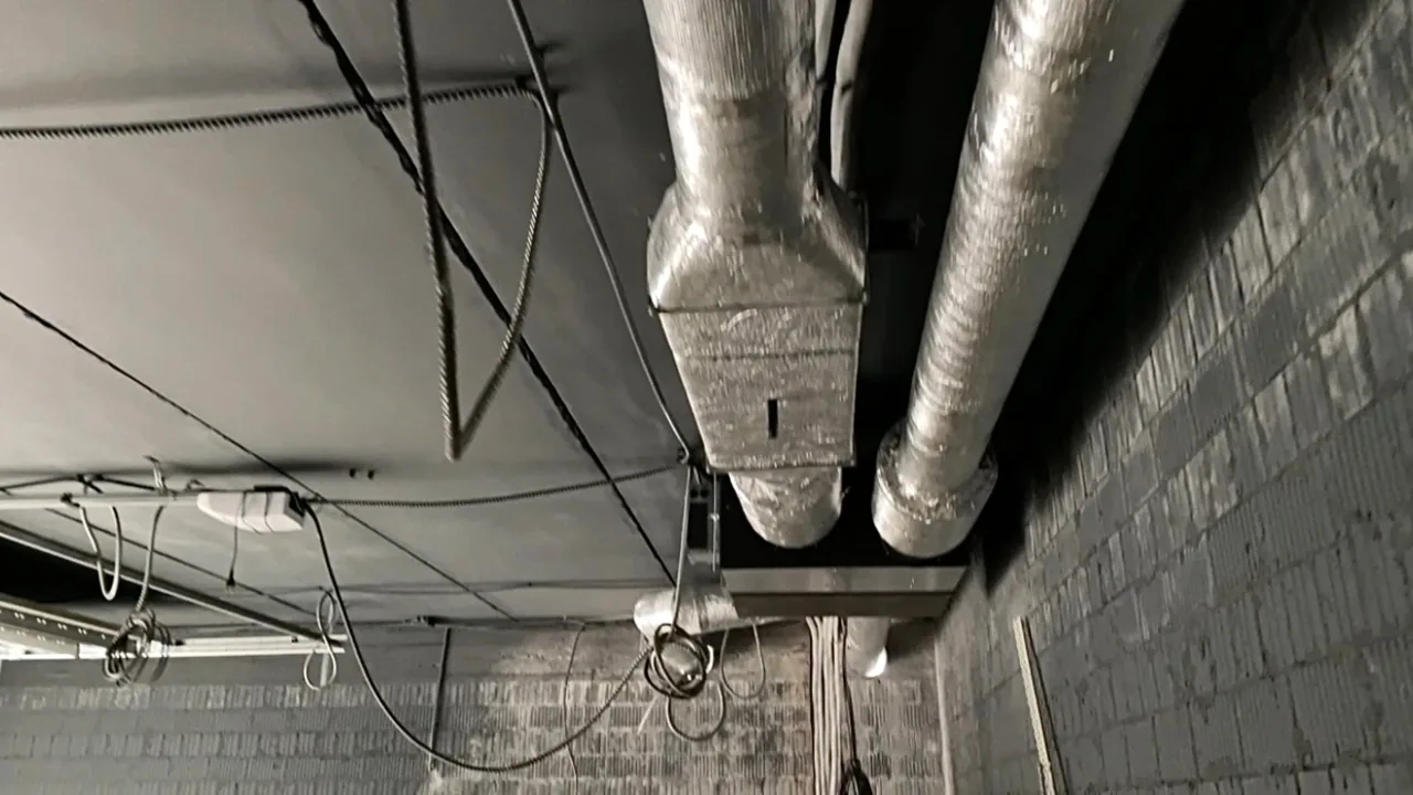 Прокладання магістральних повітроводів у теплоізоляції під бетонною стелею приміщення з цегляними стінами.