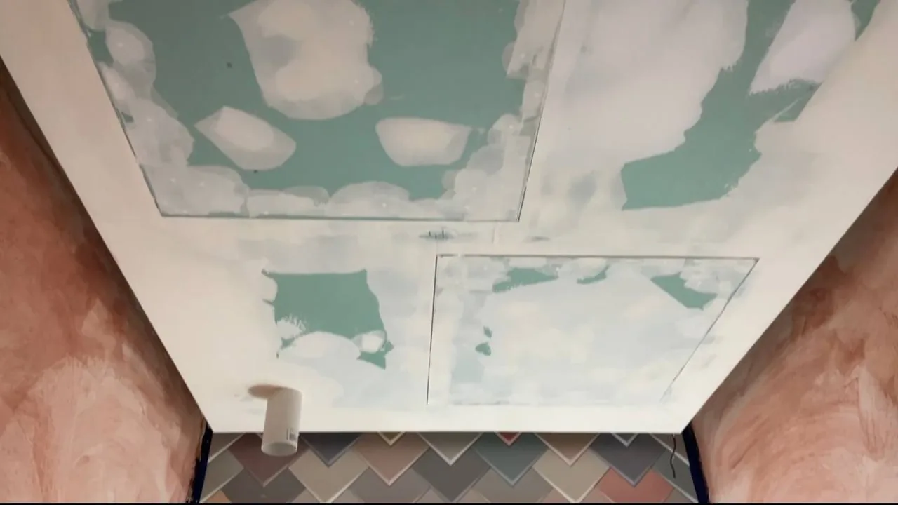 Процес підготовки гіпсокартонної стелі для встановлення адаптерів вентиляції та ревізійних люків у котеджі.