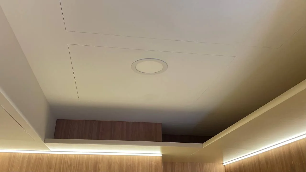 Прихований лінійний щілинний дифузор в інтер'єрі квартири з системою зволоження та вентиляції (Київ).