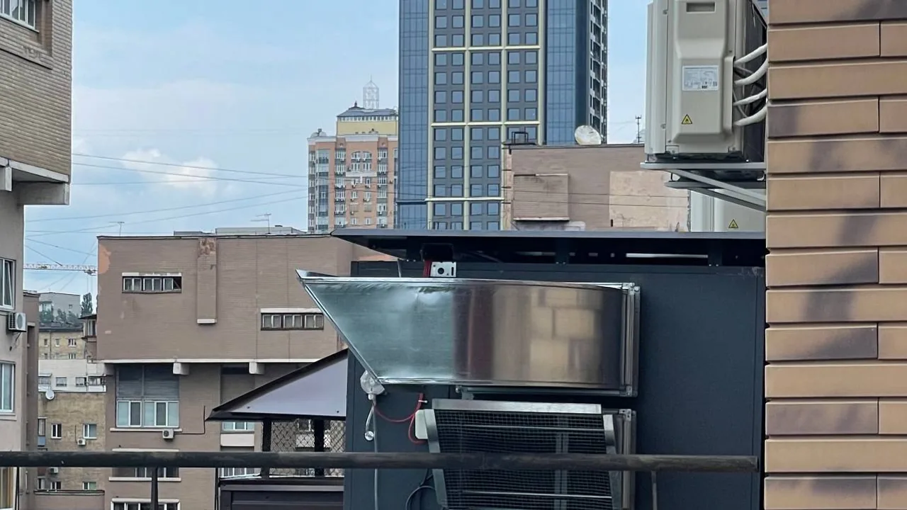 Монтаж оцинкованої регульованої рами-підставки для зовнішнього блоку VRF-системи Ventall у Києві.