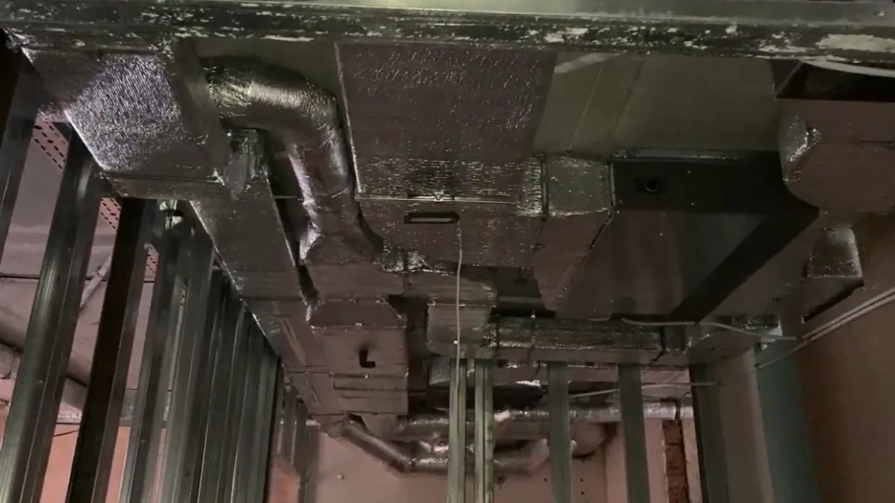 Близький план лінійного щілинного дифузора для прихованої вентиляції та зволоження в інтер'єрі квартири, Київ.