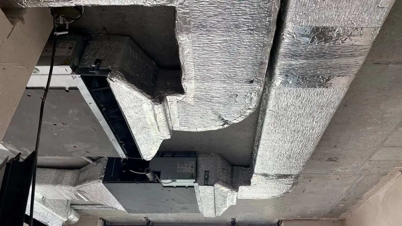 Монтаж розгалуженої системи фольгованих повітроводів Ventall у квартирі ЖК Липки, Київ.