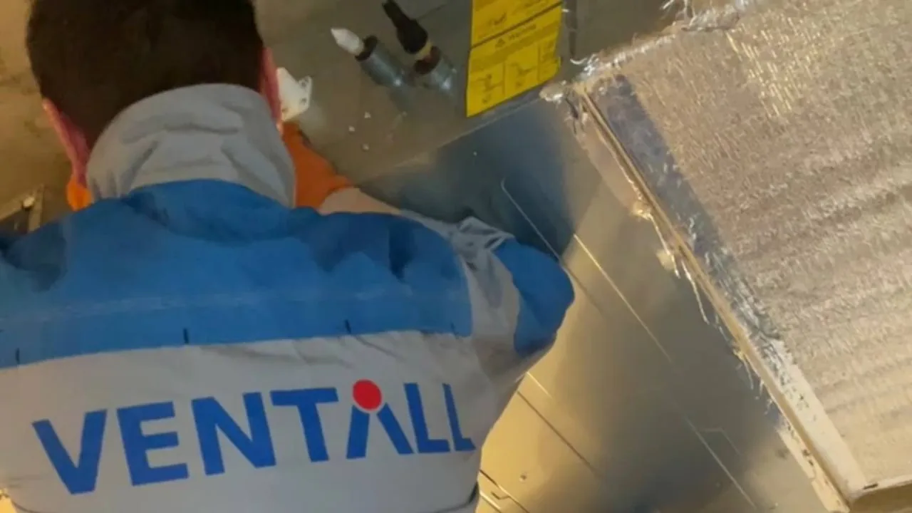 Монтажник Ventall виконує підключення вентиляційного обладнання та ізольованого повітропроводу в квартирі.