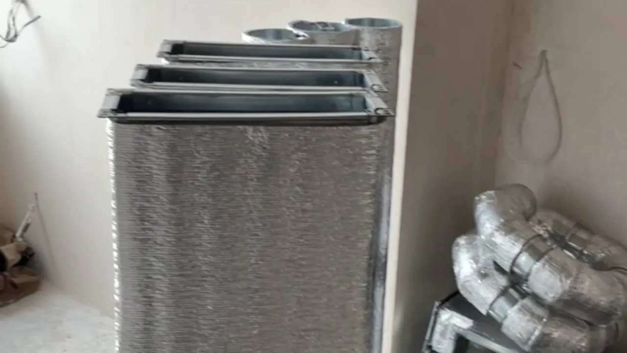 Рекупераційна установка та комплект повітропроводів у технічній зоні квартири перед підключенням.