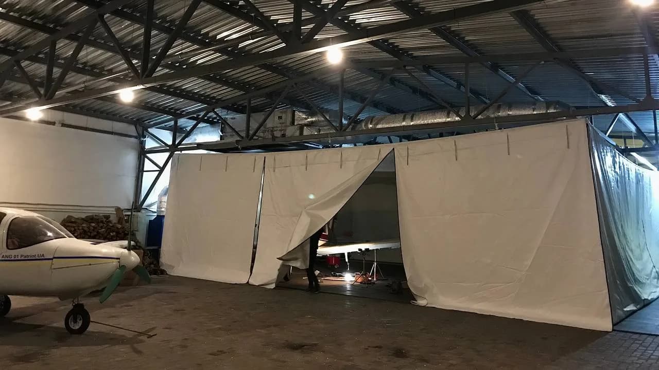 Професійна малярна камера для літаків з припливно-витяжною системою вентиляції в ангарі.