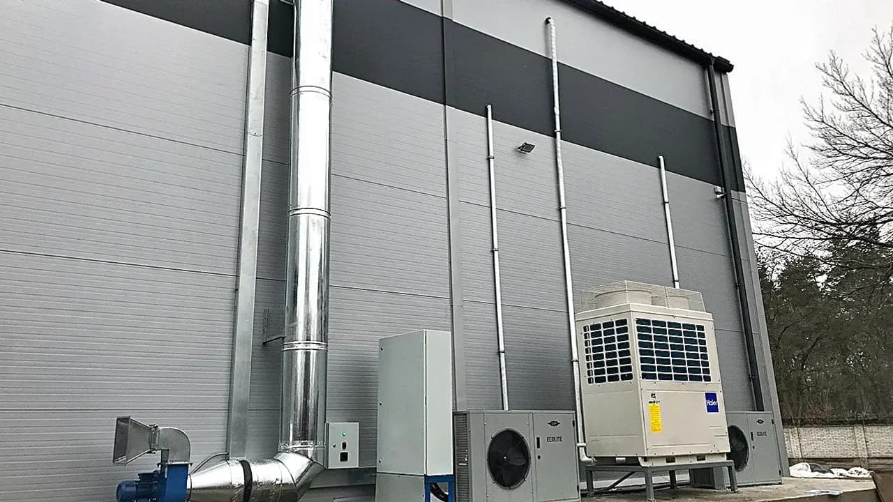 Зовнішні блоки VRF-системи Haier та промислова витяжна вентиляція на складі ALPHAVET, м. Київ.