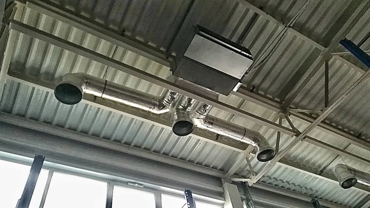 Внутрішній канальний блок мультизональної системи та круглі дифузори, змонтовані під перекриттям складу ALPHAVET.