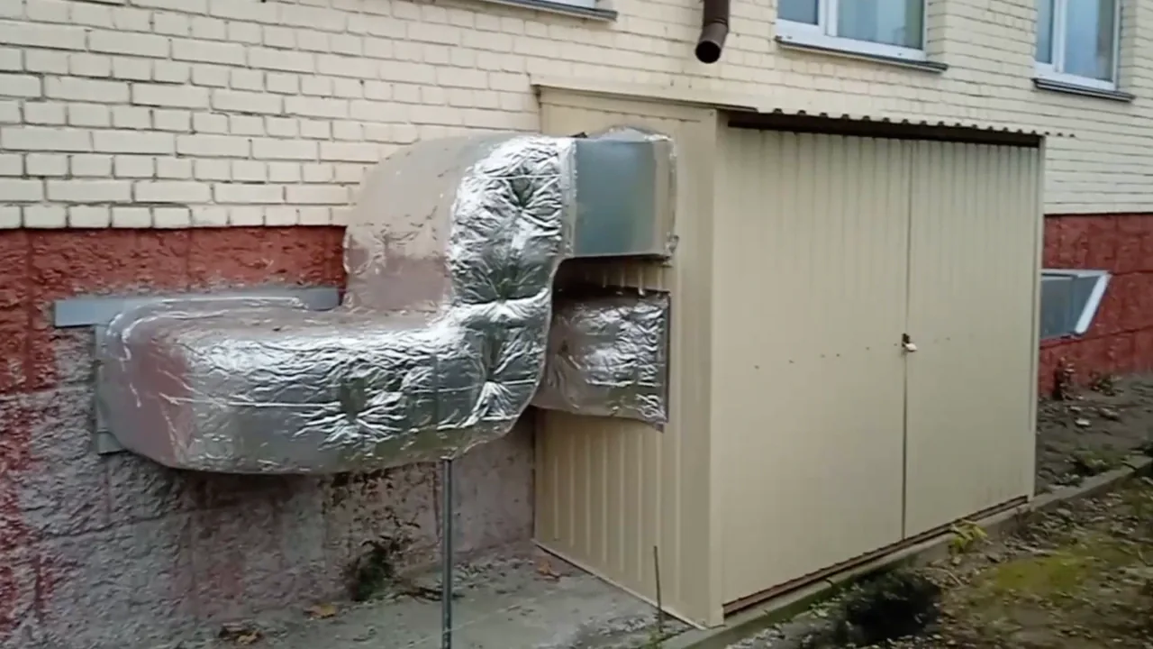 Припливно-витяжні канали вентиляції на фасаді школи в селі Княжичі.