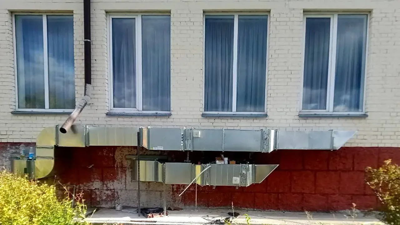 Фасад триповерхової будівлі школи у Княжичах, де фахівці Ventall провели модернізацію вентиляції бомбосховища.