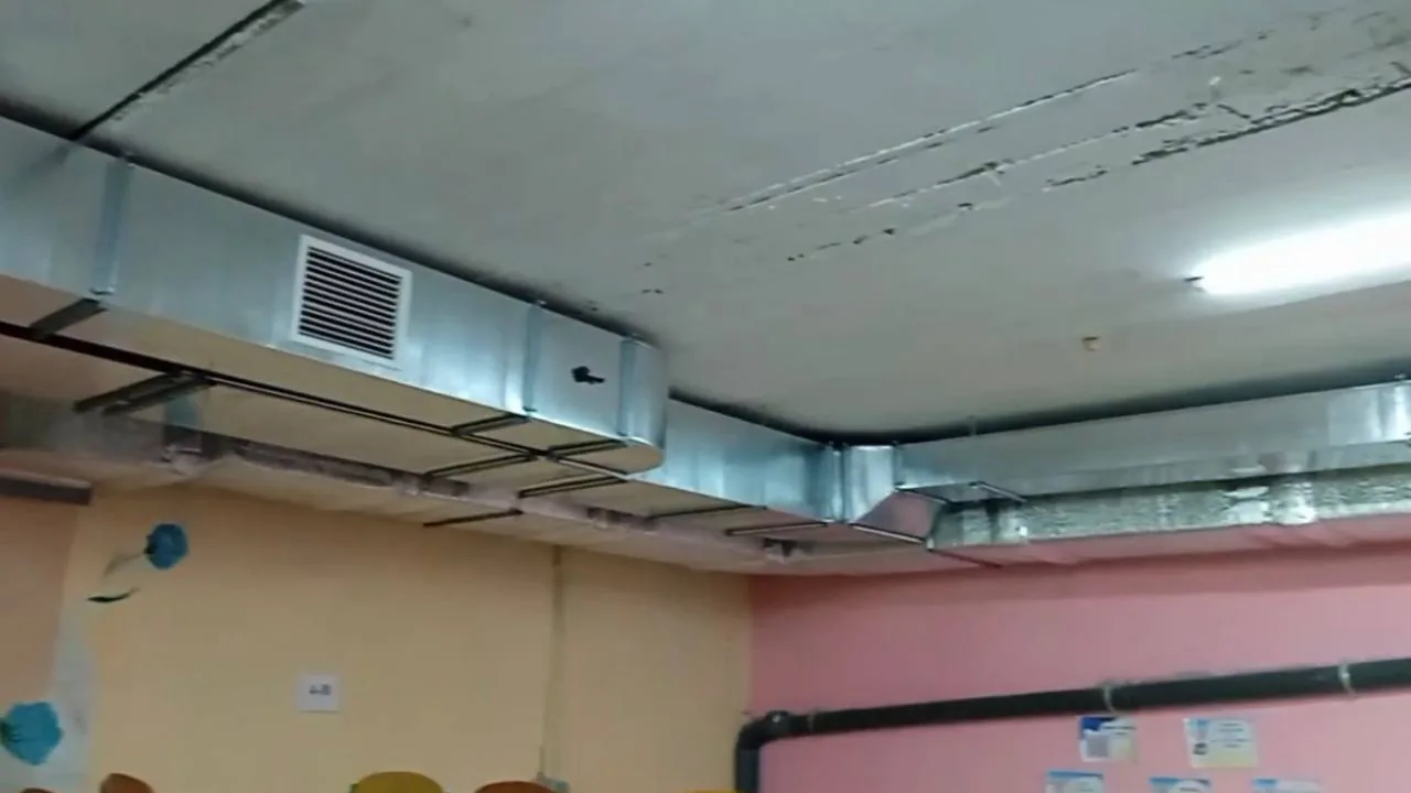 Мережа ізольованих фольгою повітропроводів вентиляції в навчальній залі укриття школи села Княжичі від Ventall.