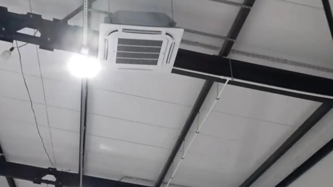 Ряд зовнішніх блоків кондиціонерів Cooper&Hunter, змонтованих фахівцями Ventall на металеві підставки вздовж фасаду будівлі.