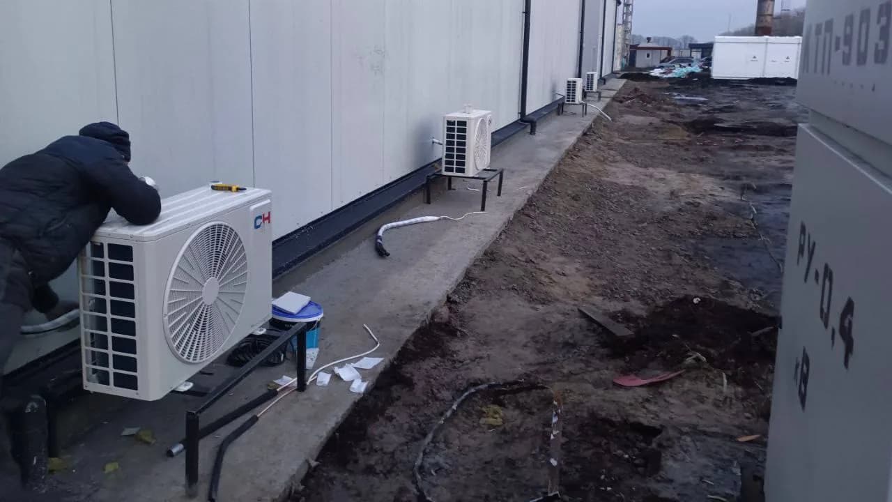 Касетний внутрішній блок системи кондиціонування, закріплений на металевій двотавровій балці в медичному центрі Пологи Чобітки.