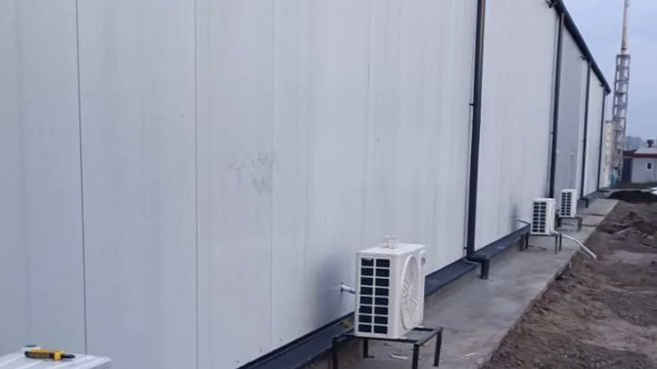 Боковий вигляд касетного блоку кондиціонування з підведеними ізольованими мідними трубами та дренажною системою.