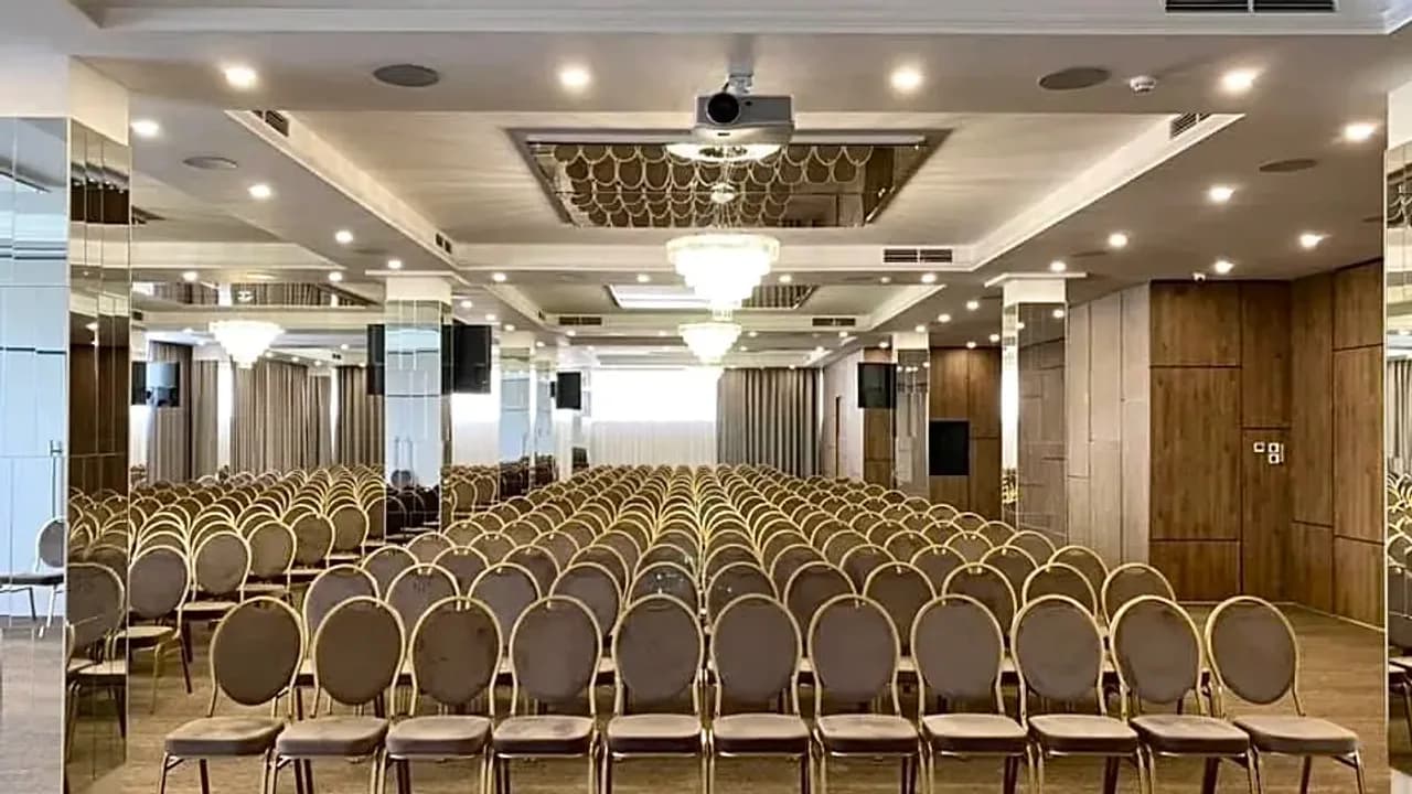 Монтаж стельових дифузорів і лінійних решіток у конференц-залі готелю «Братислава».