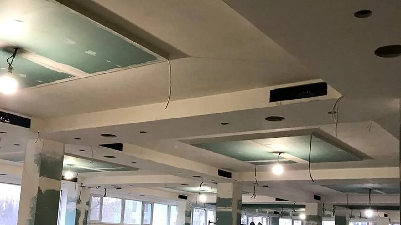 Процес інтеграції вентиляційних каналів у підстельовий простір під час капітального ремонту об'єкта Братислава.