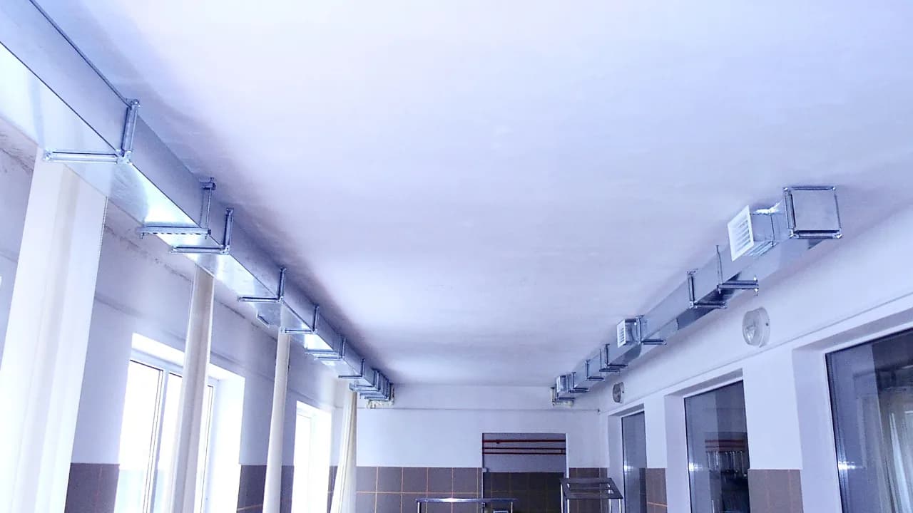 Монтаж однорядних вентиляційних решіток на прямокутному припливному каналі в залі їдальні.