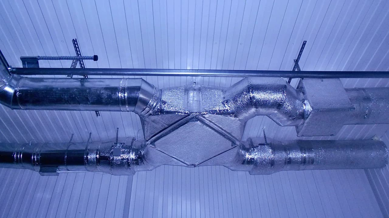 Технічний вузол врізки решітки в повітропровід з деталізацією кріплення.