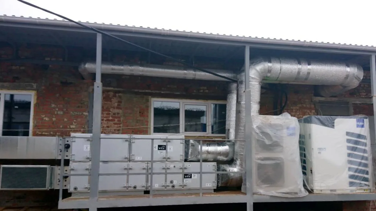 Зовнішній монтаж секційної вентиляційної установки VTS для медичного центру.