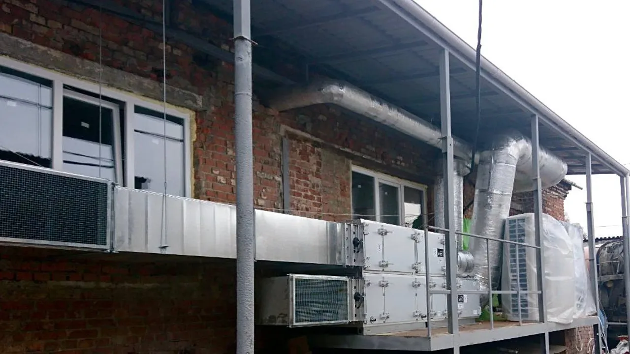 Стеля залу реабілітації з вбудованим вентиляційним дифузором і підвісним обладнанням для ЛФК.