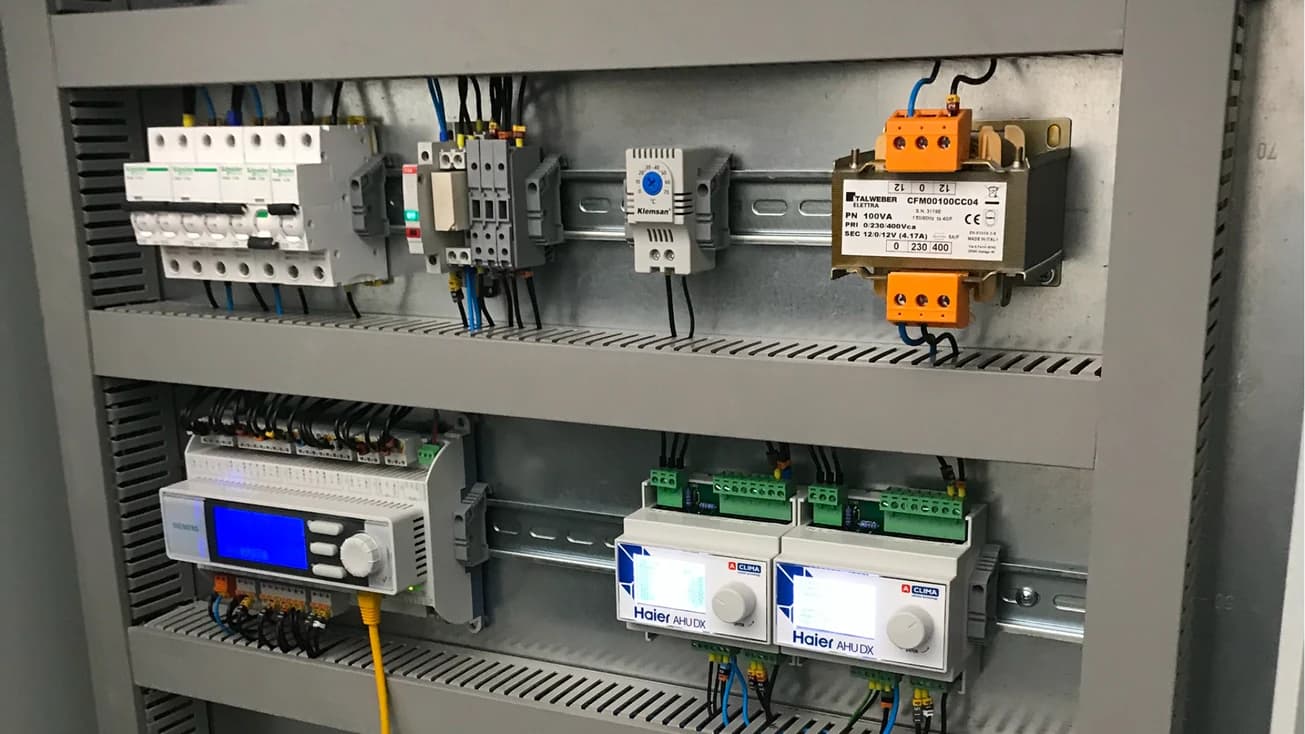 Елементи автоматики та керування вентиляційною системою в електричній шафі.