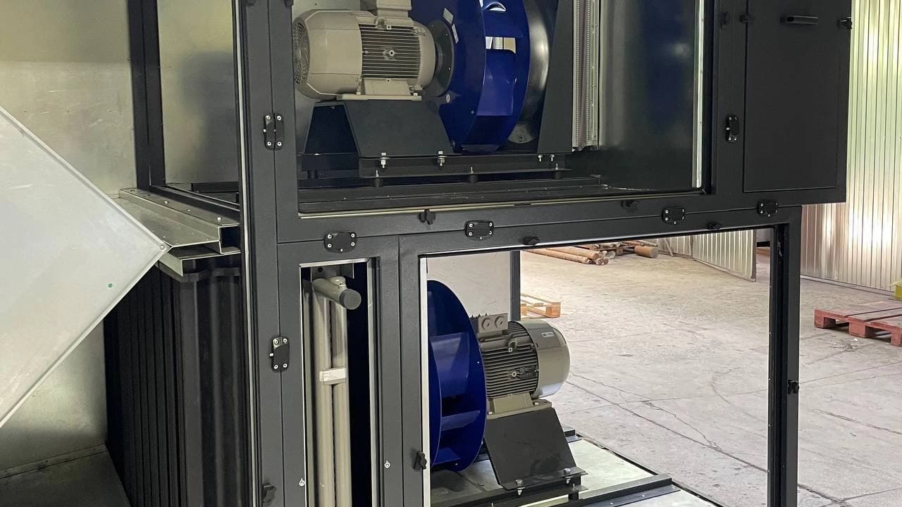 Зібрана вентиляційна установка у виробничому цеху на етапі тестування.