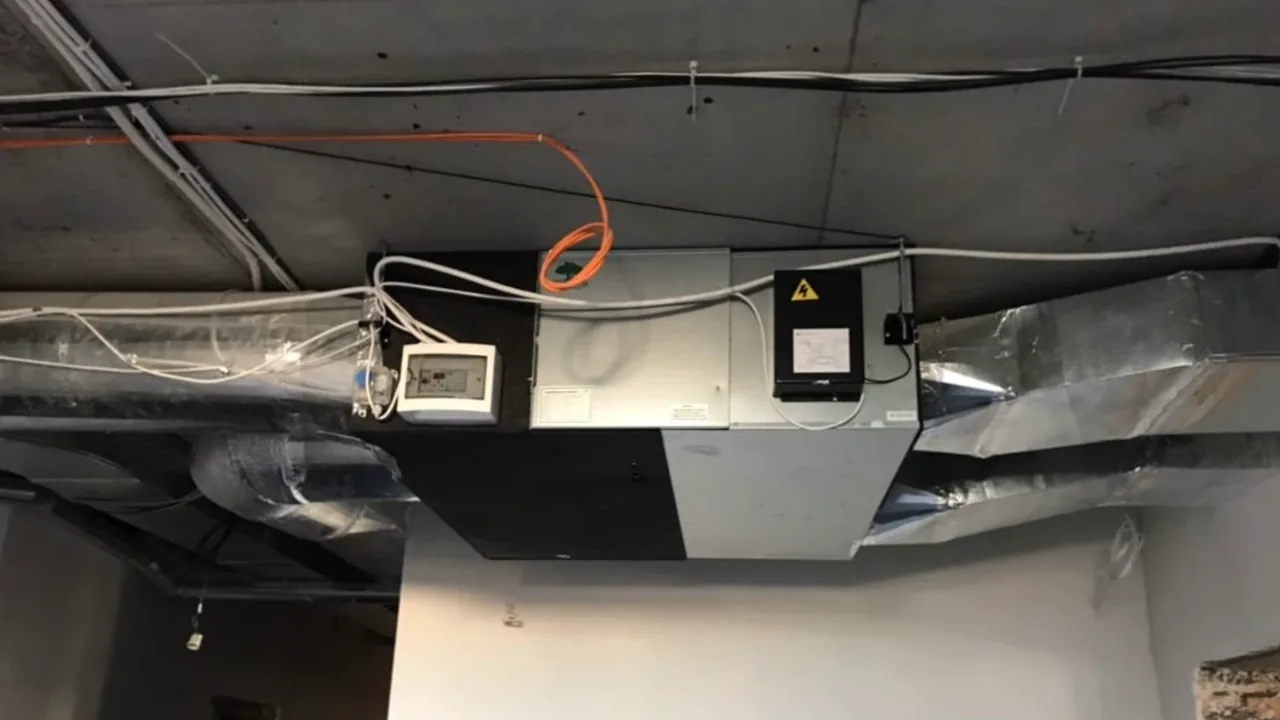 Припливно-витяжна установка з підключенням ізольованих повітропроводів на об'єкті.