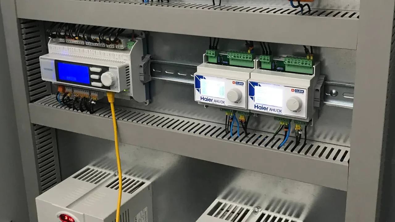 Секційна припливно-витяжна установка VTS, змонтована на металоконструкціях ангара.