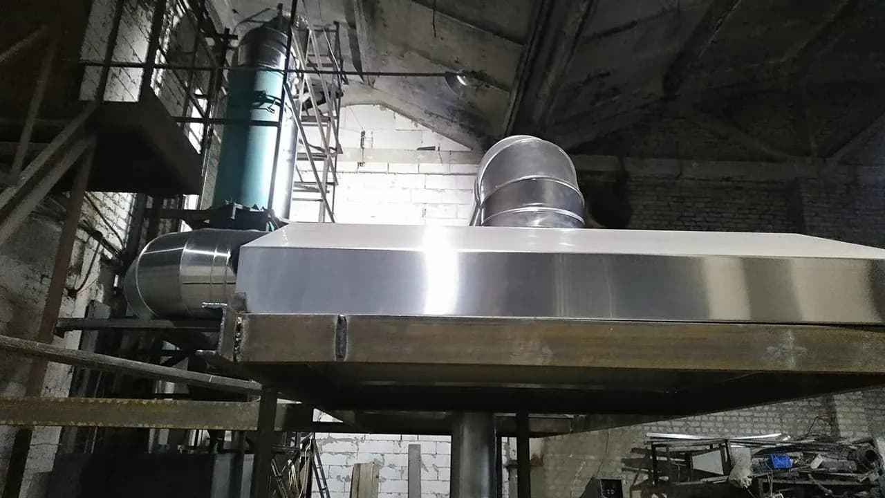 Промисловий витяжний зонт та магістральні повітропроводи на заводі «Югомет».