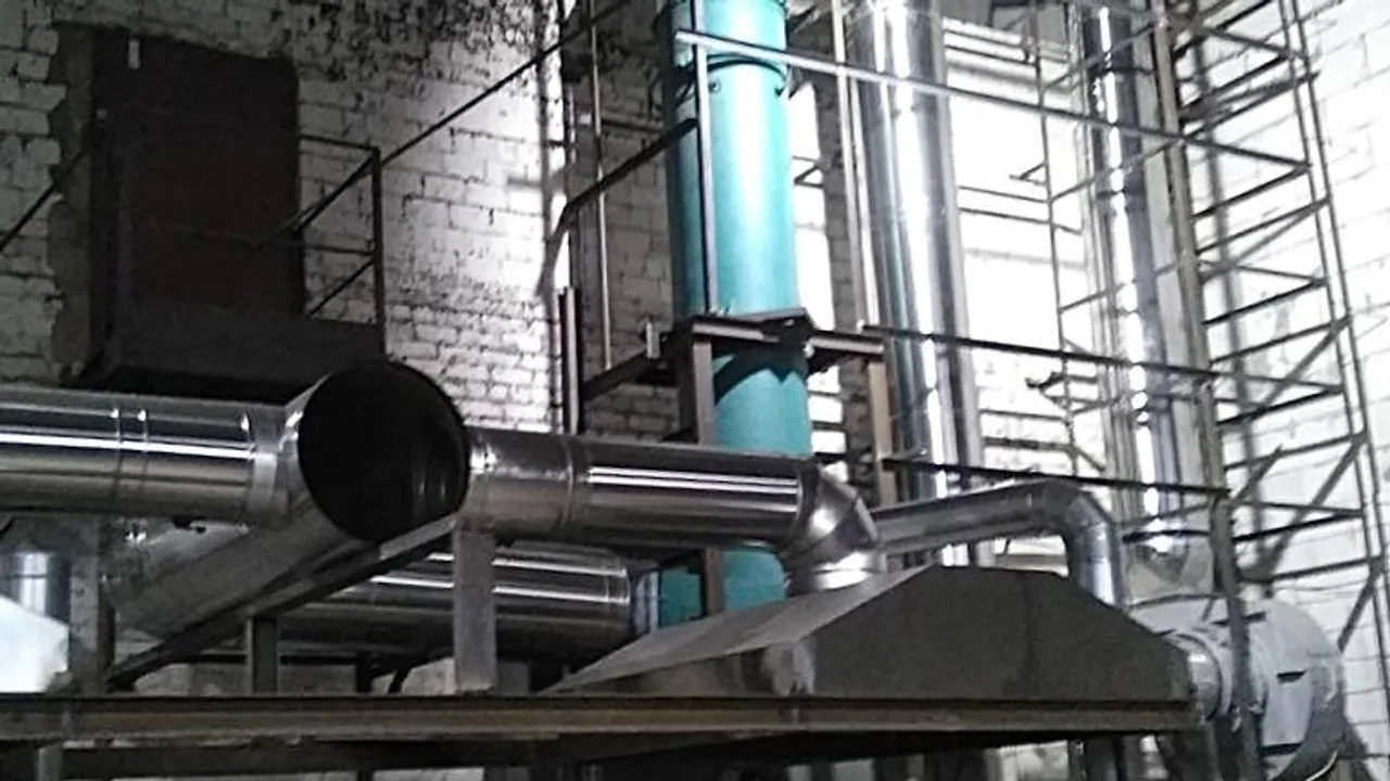 Промислові витяжні зонти та магістральні повітропроводи в цеху підприємства «Югомет».